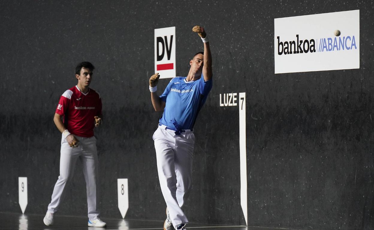 Javi Cuairan suelta su elegante zurda ayer en el Izarraitz. 