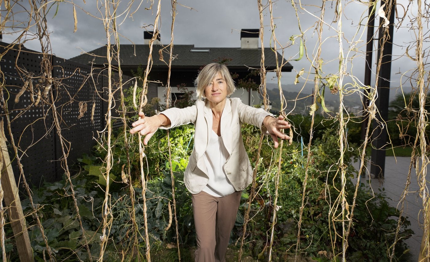 Pili Zabala, en la huerta de su casa de Zarautz, sigue trabajando desde la plataforma B-Egiaz por el esclarecimiento de los crímenes de los GAL. 