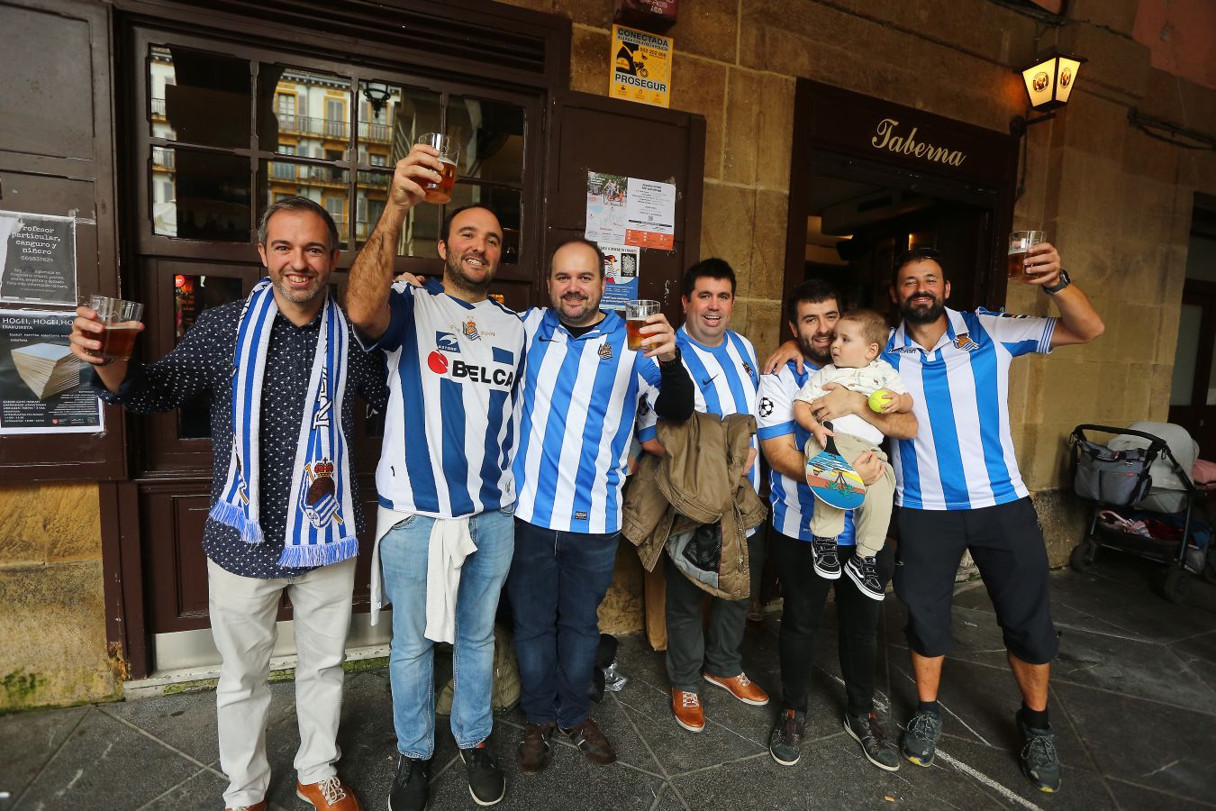 Fotos Real Sociedad - Athletic: Gran ambiente en los alrededores de Anoeta antes del derbi