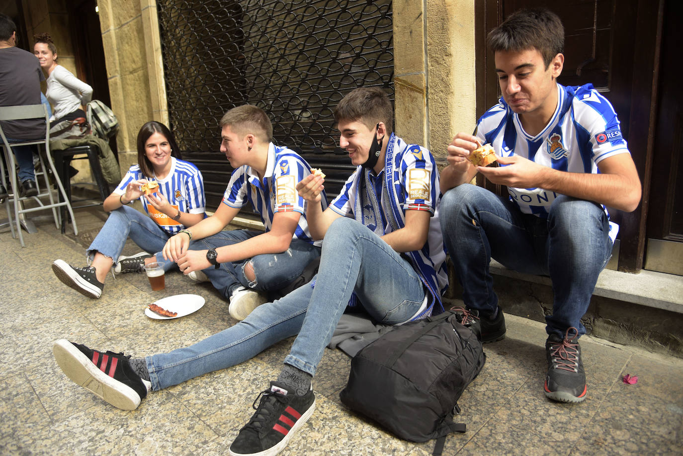 Fotos Real Sociedad - Athletic: Gran ambiente en los alrededores de Anoeta antes del derbi