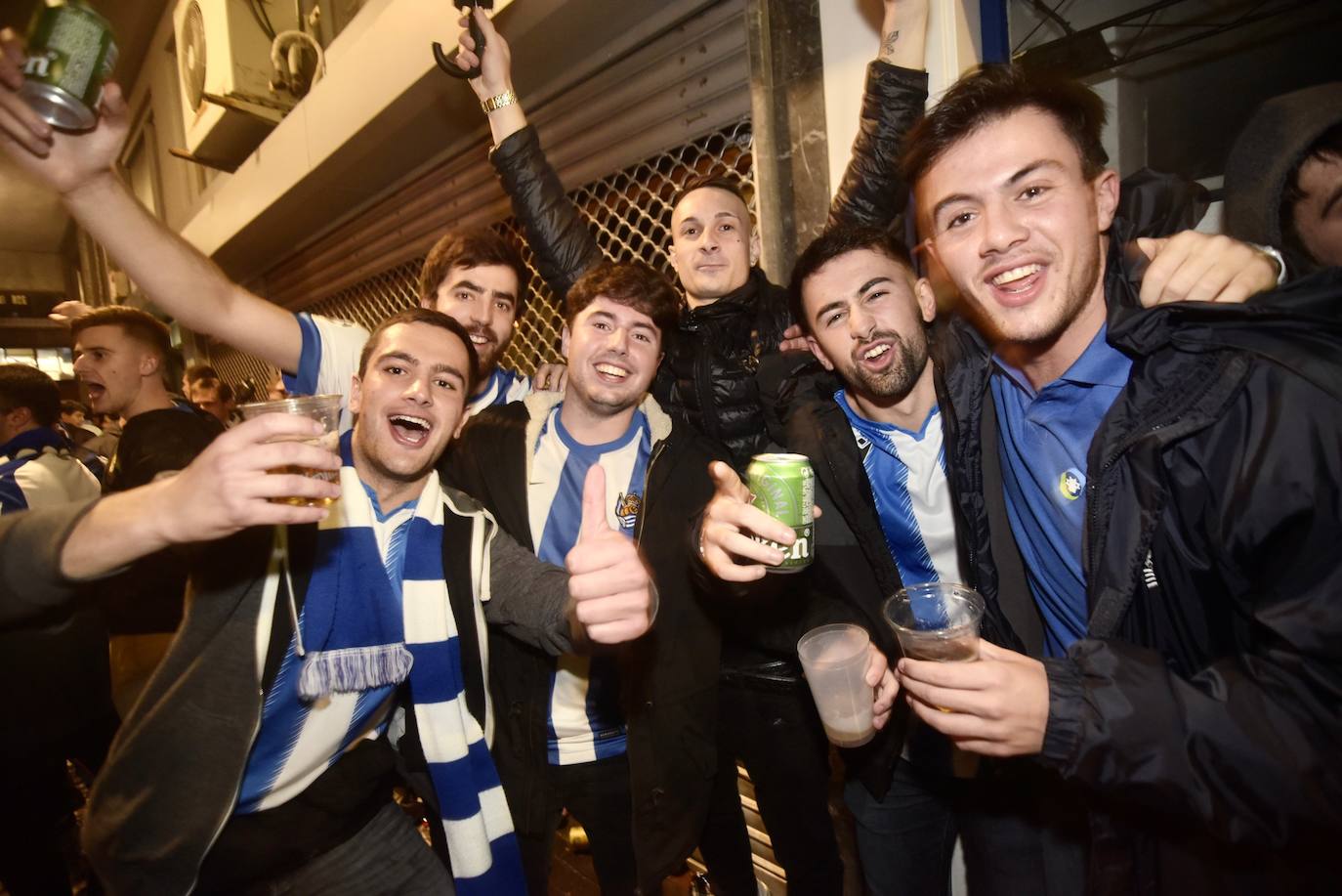 Fotos Real Sociedad - Athletic: Gran ambiente en los alrededores de Anoeta antes del derbi