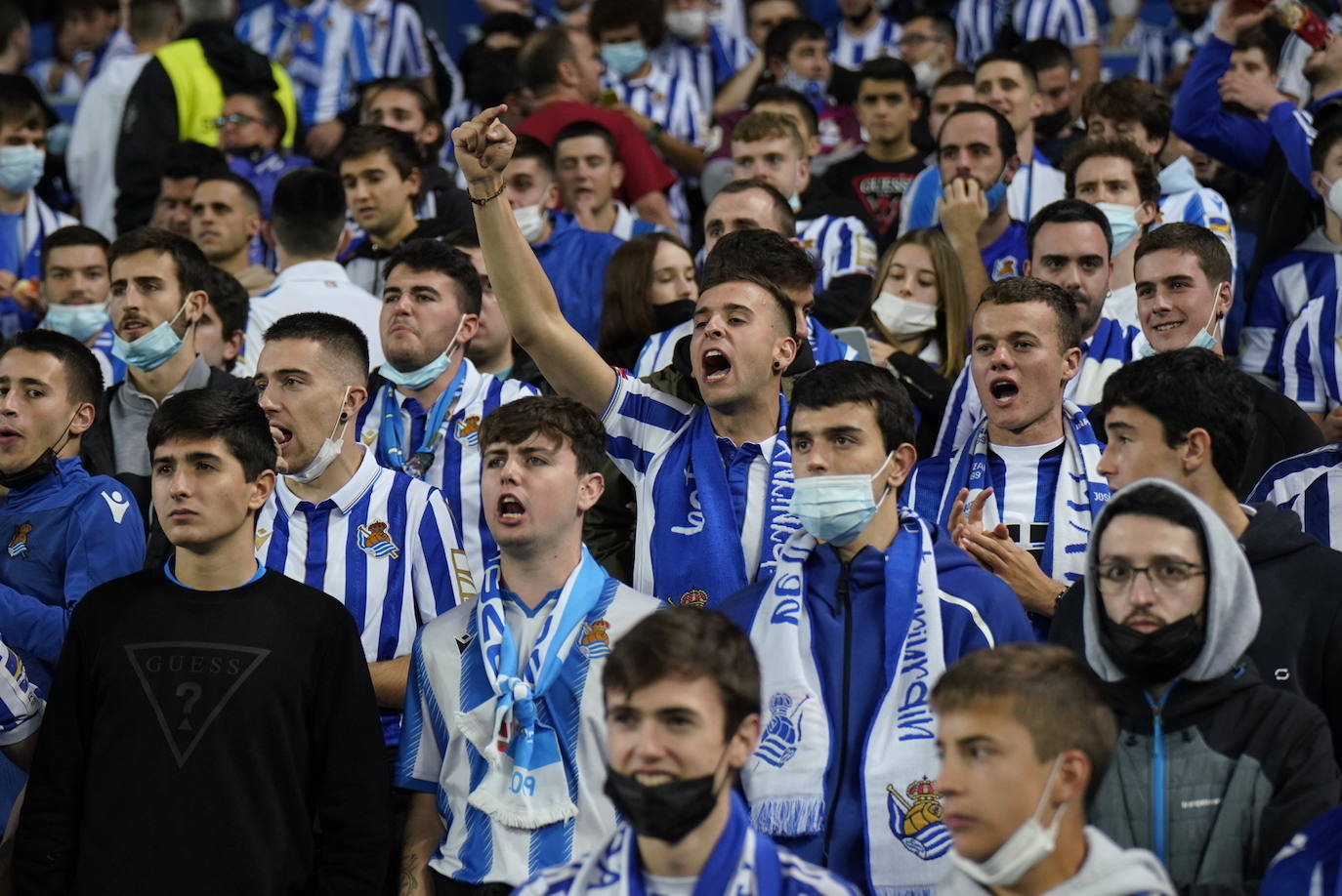 Fotos: Ambiente espectacular en Anoeta para disfrutar del derbi
