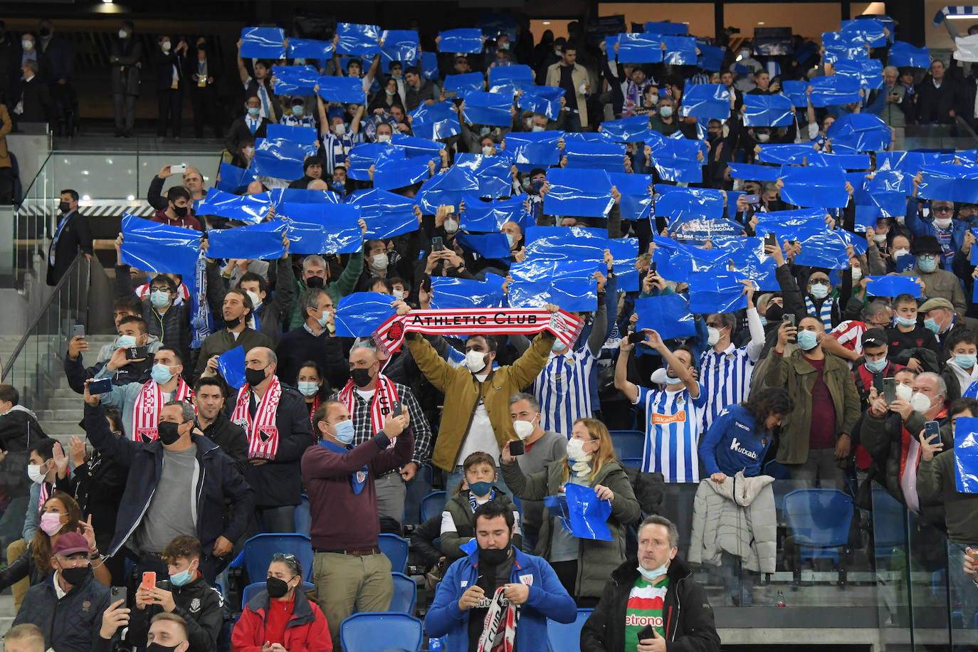 Fotos: Ambiente espectacular en Anoeta para disfrutar del derbi