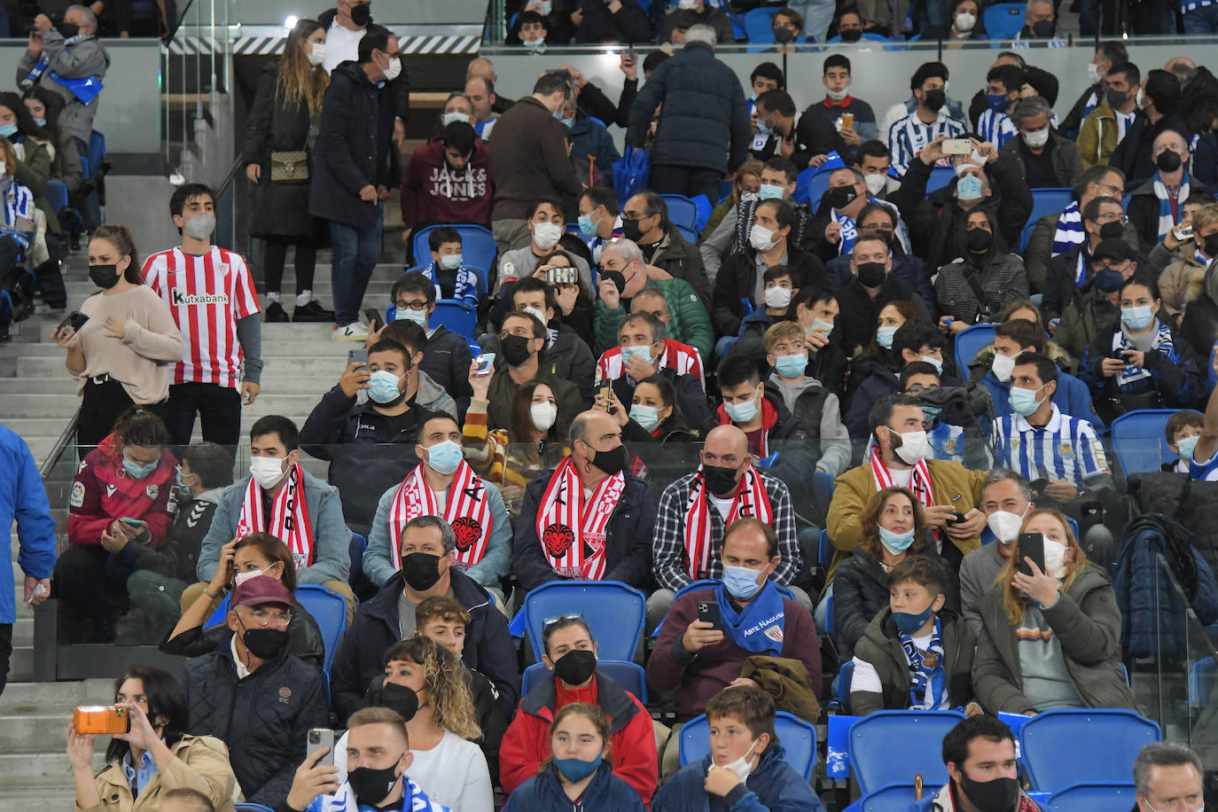 Fotos: Ambiente espectacular en Anoeta para disfrutar del derbi