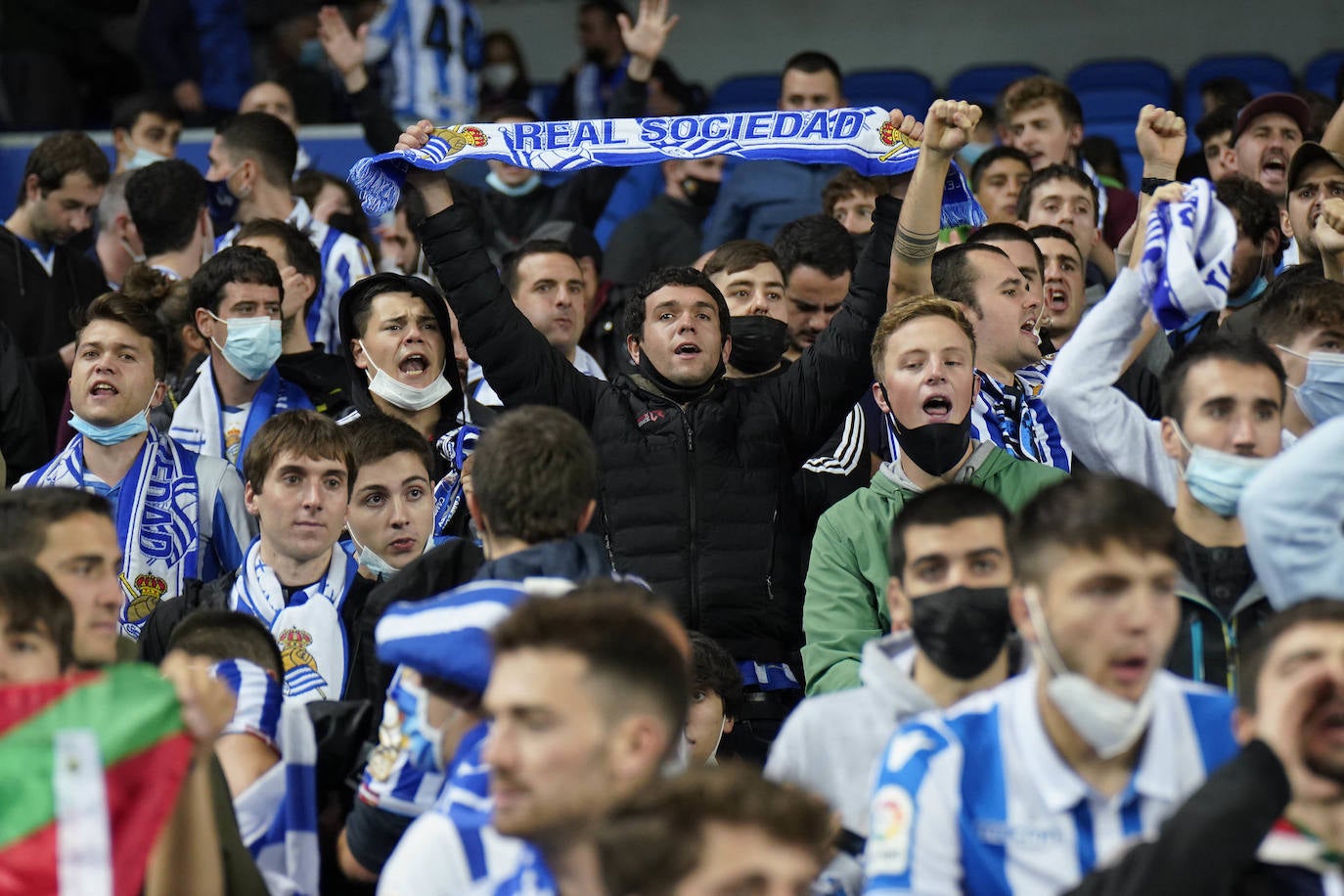 Fotos: Ambiente espectacular en Anoeta para disfrutar del derbi