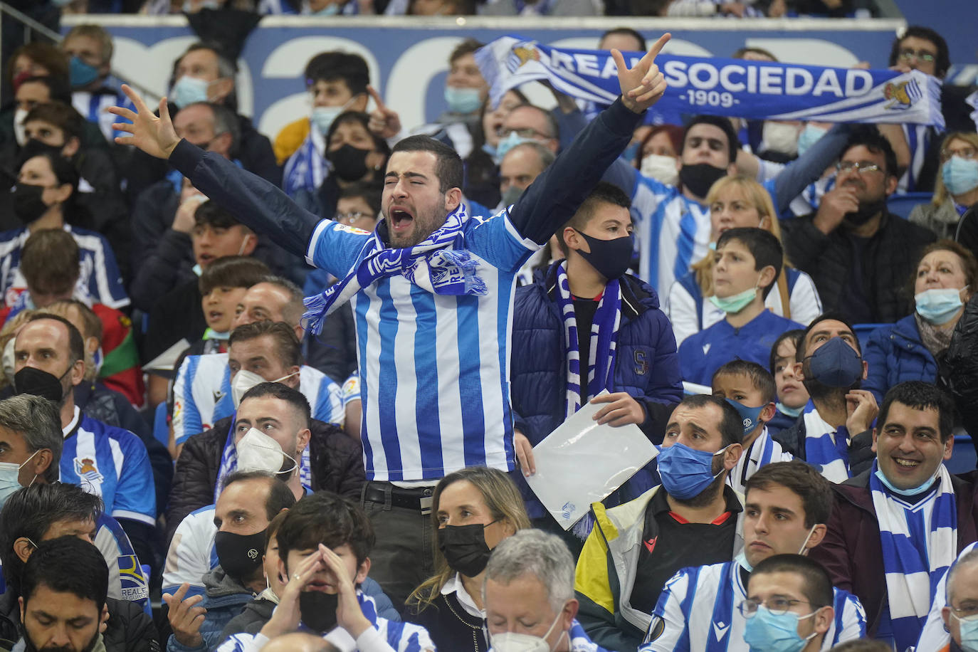Fotos: Ambiente espectacular en Anoeta para disfrutar del derbi