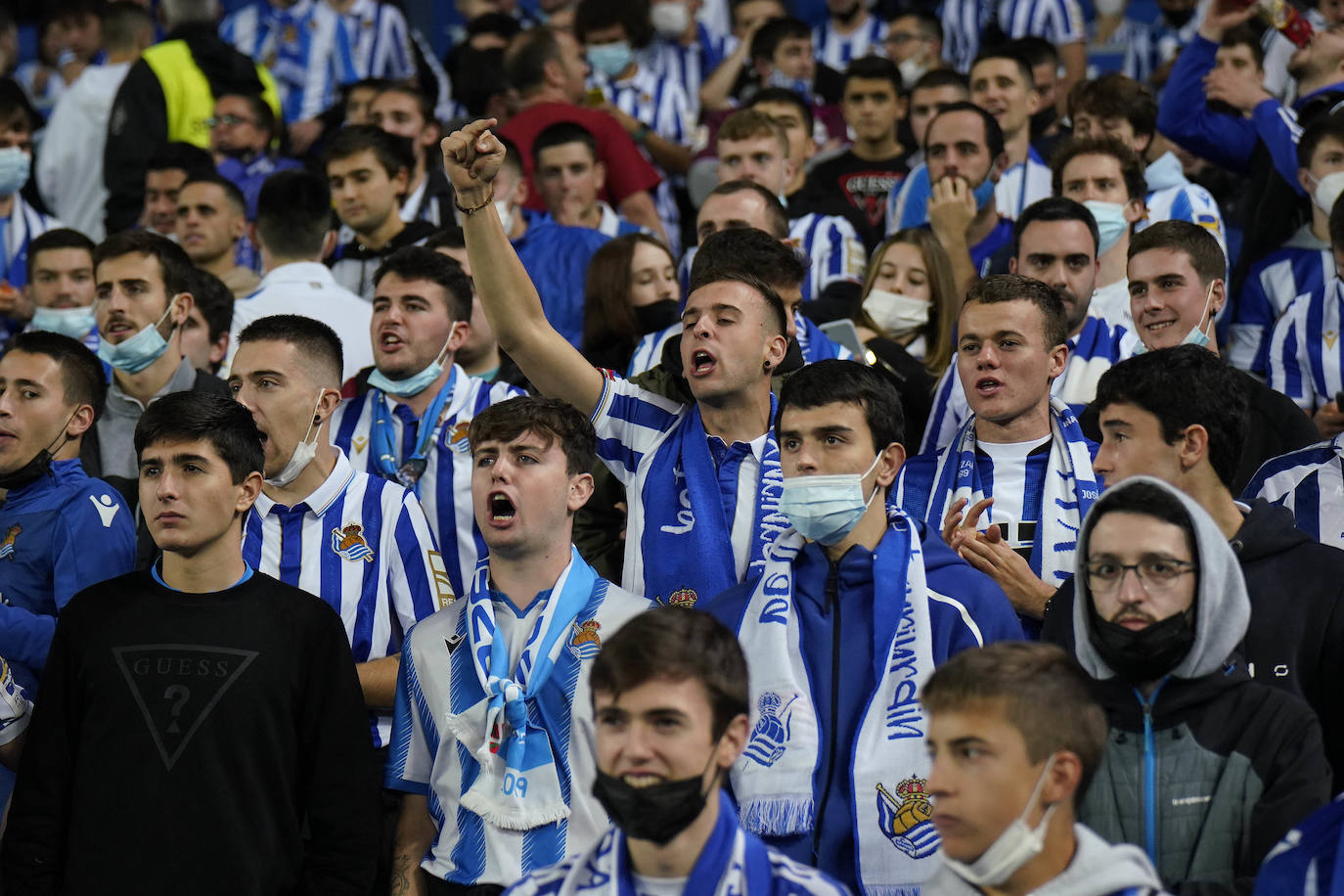 Fotos: Ambiente espectacular en Anoeta para disfrutar del derbi