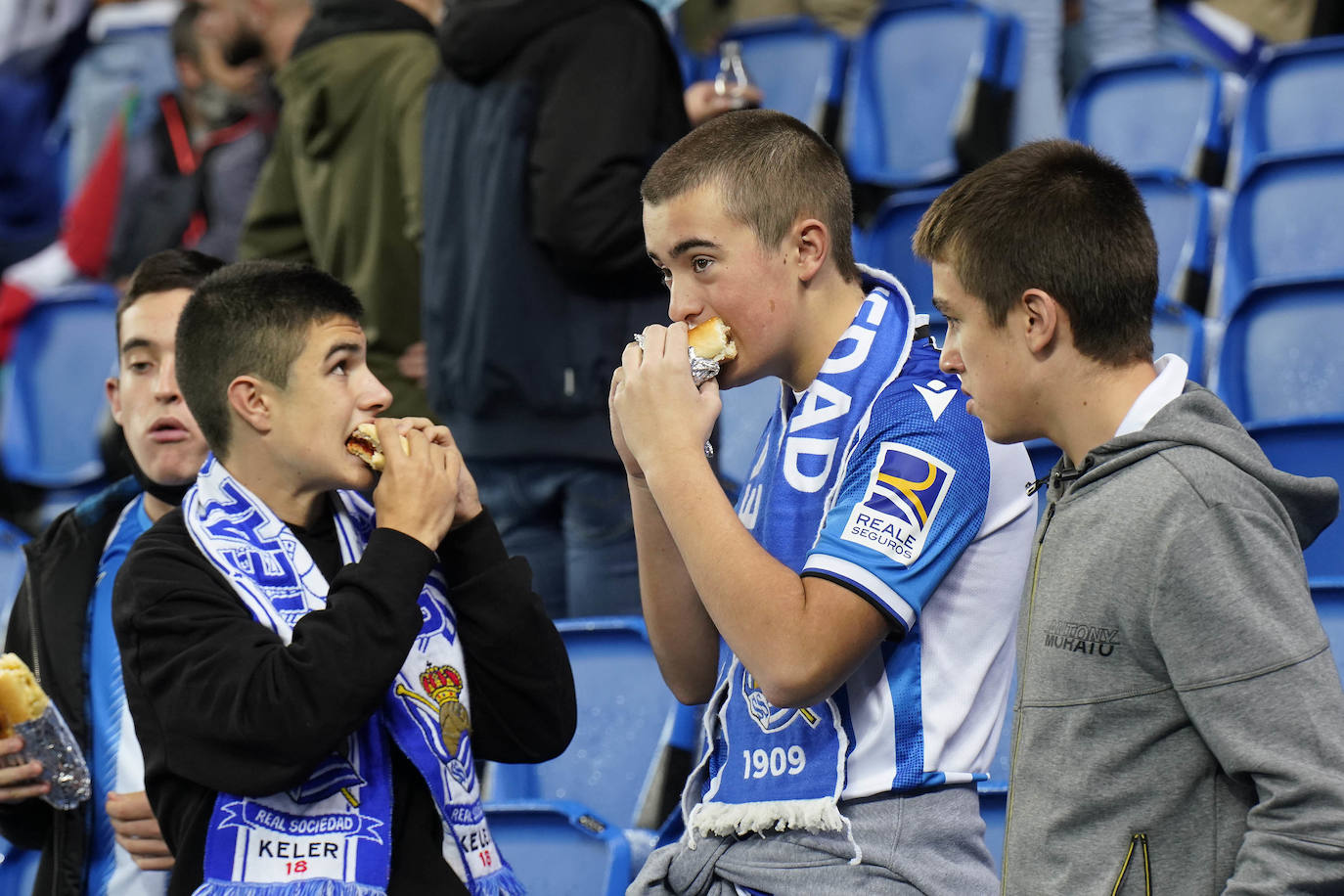 Fotos: Ambiente espectacular en Anoeta para disfrutar del derbi