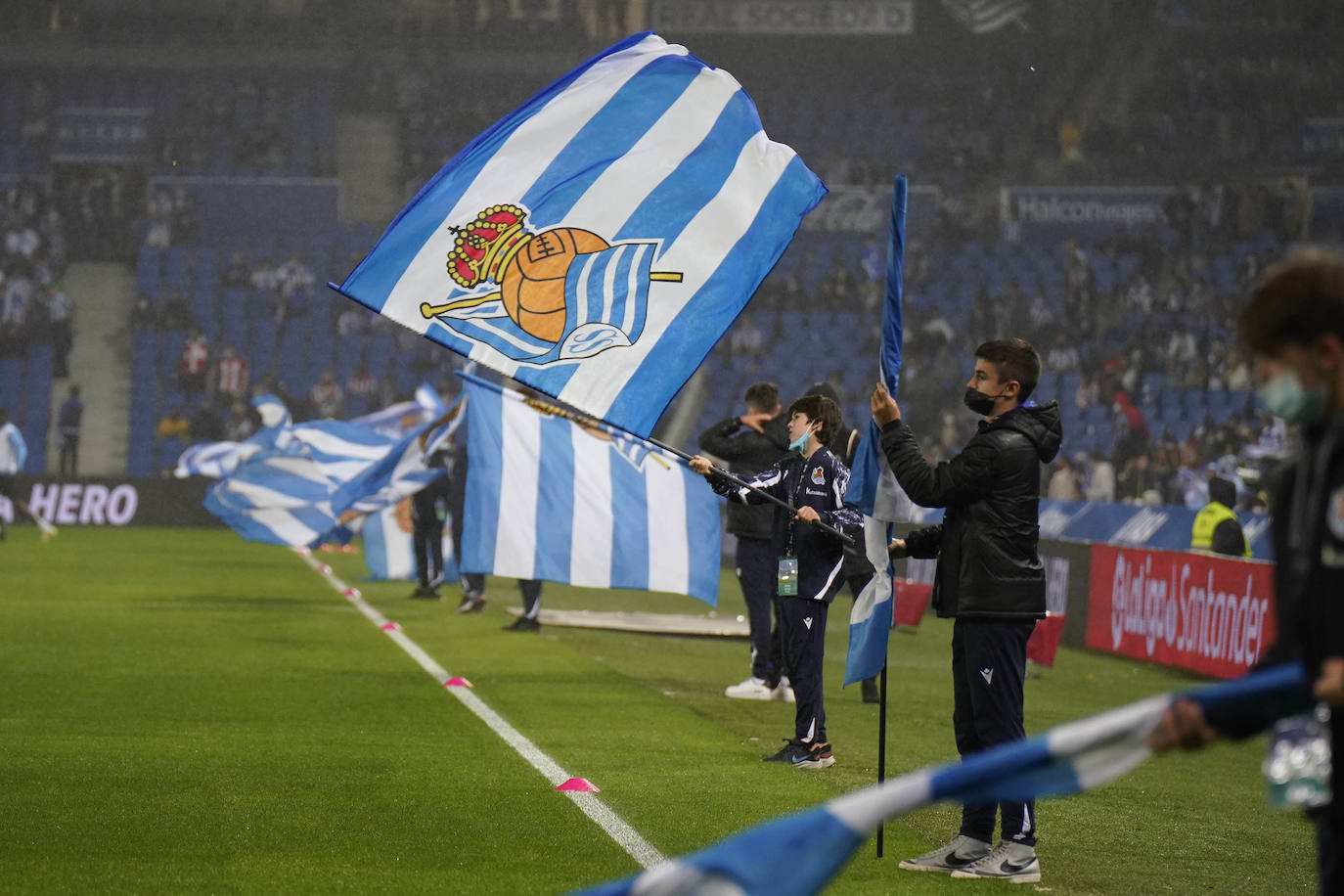 Fotos: Ambiente espectacular en Anoeta para disfrutar del derbi