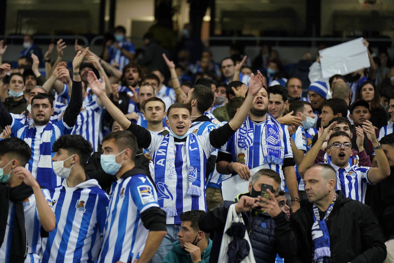 Fotos: Ambiente espectacular en Anoeta para disfrutar del derbi