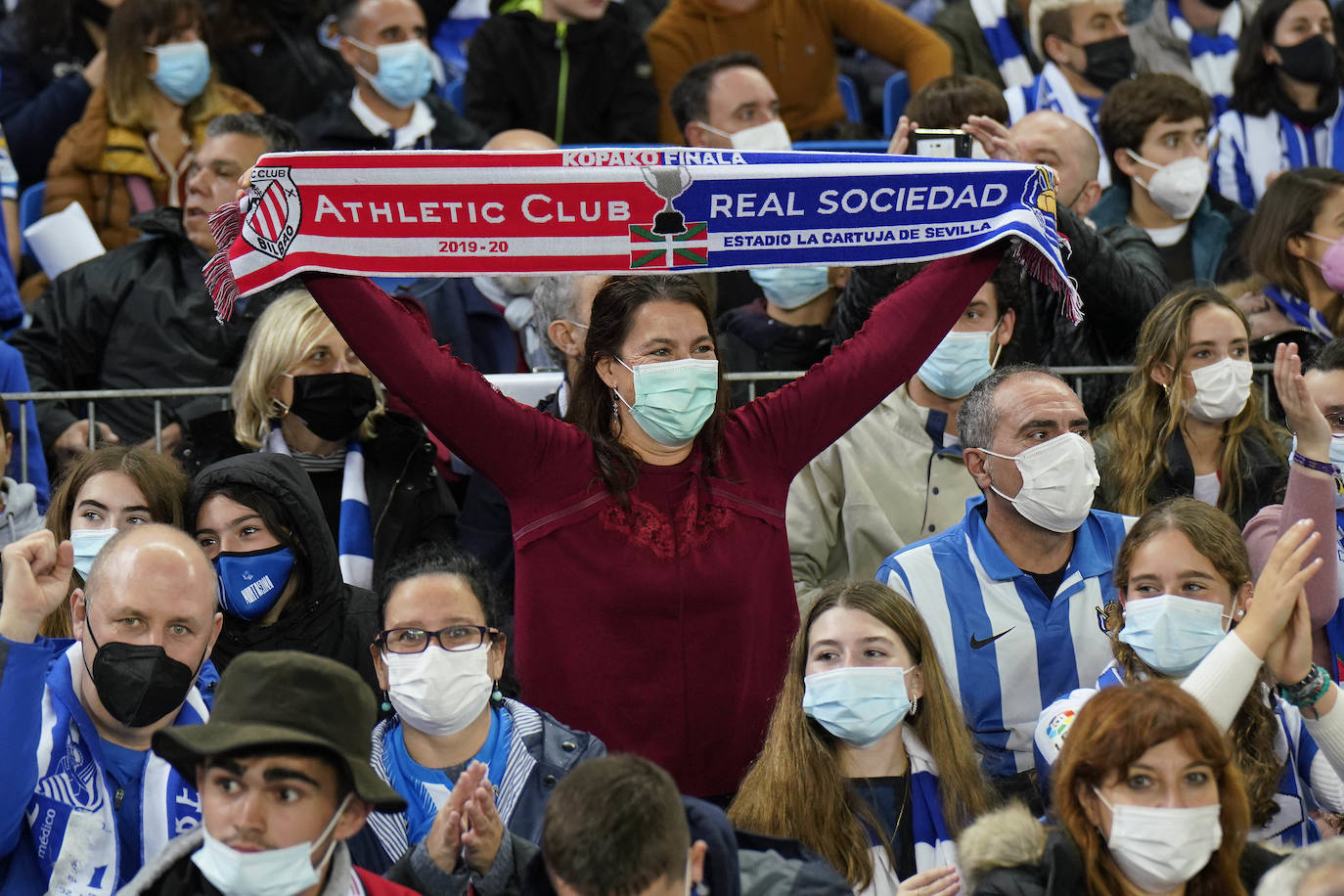 Fotos: Ambiente espectacular en Anoeta para disfrutar del derbi