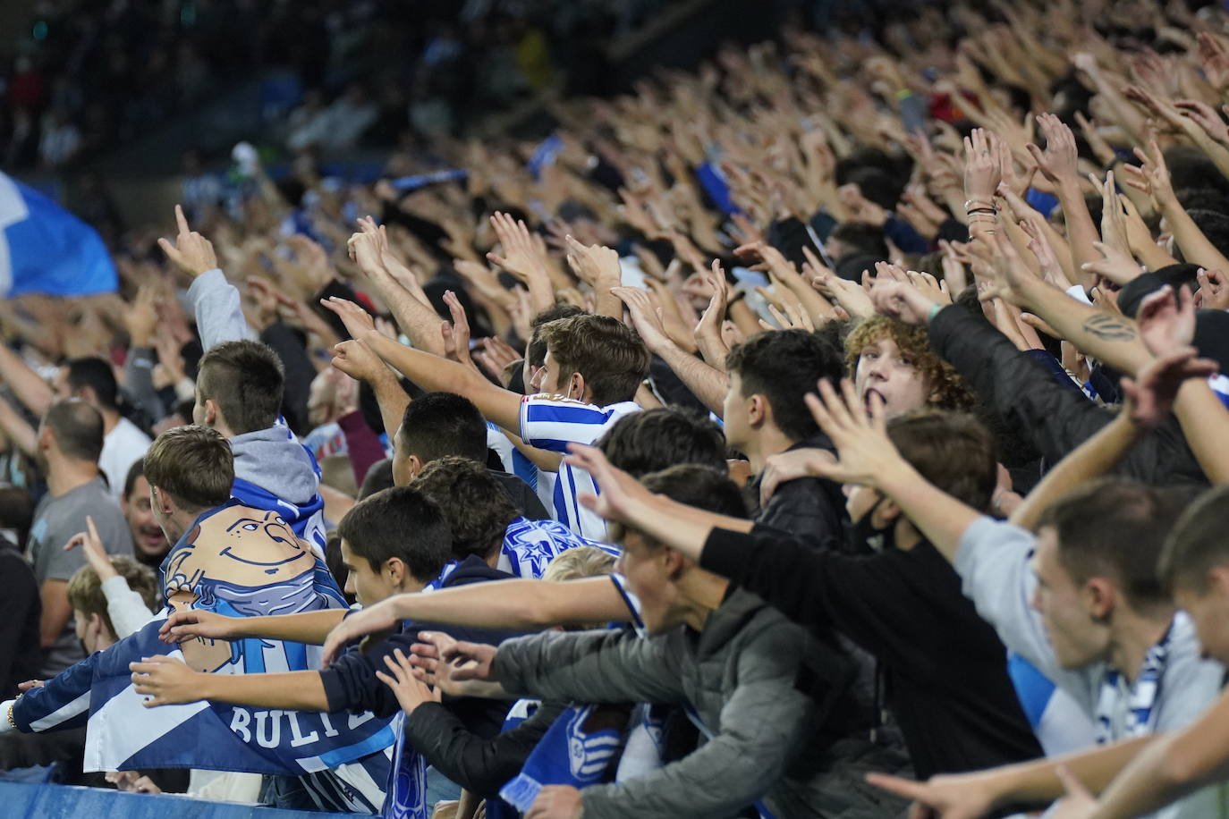 Fotos: Ambiente espectacular en Anoeta para disfrutar del derbi