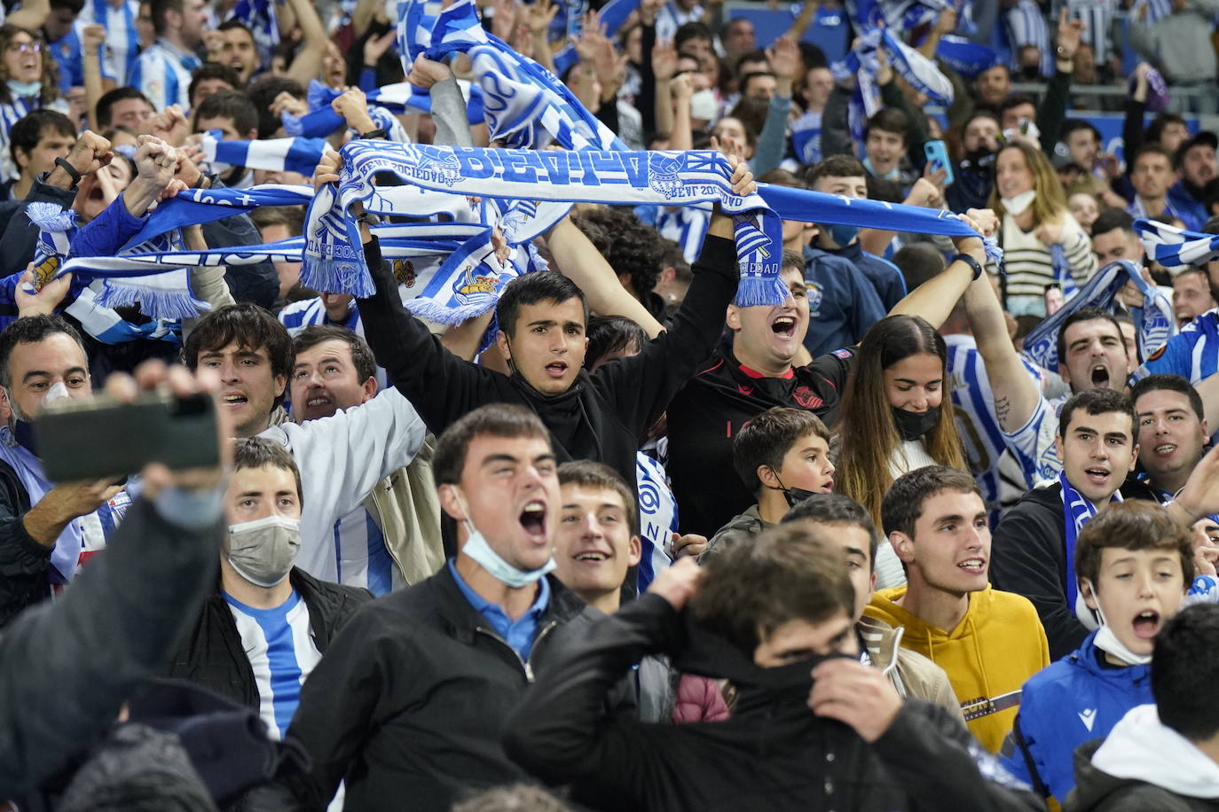 Fotos: Ambiente espectacular en Anoeta para disfrutar del derbi