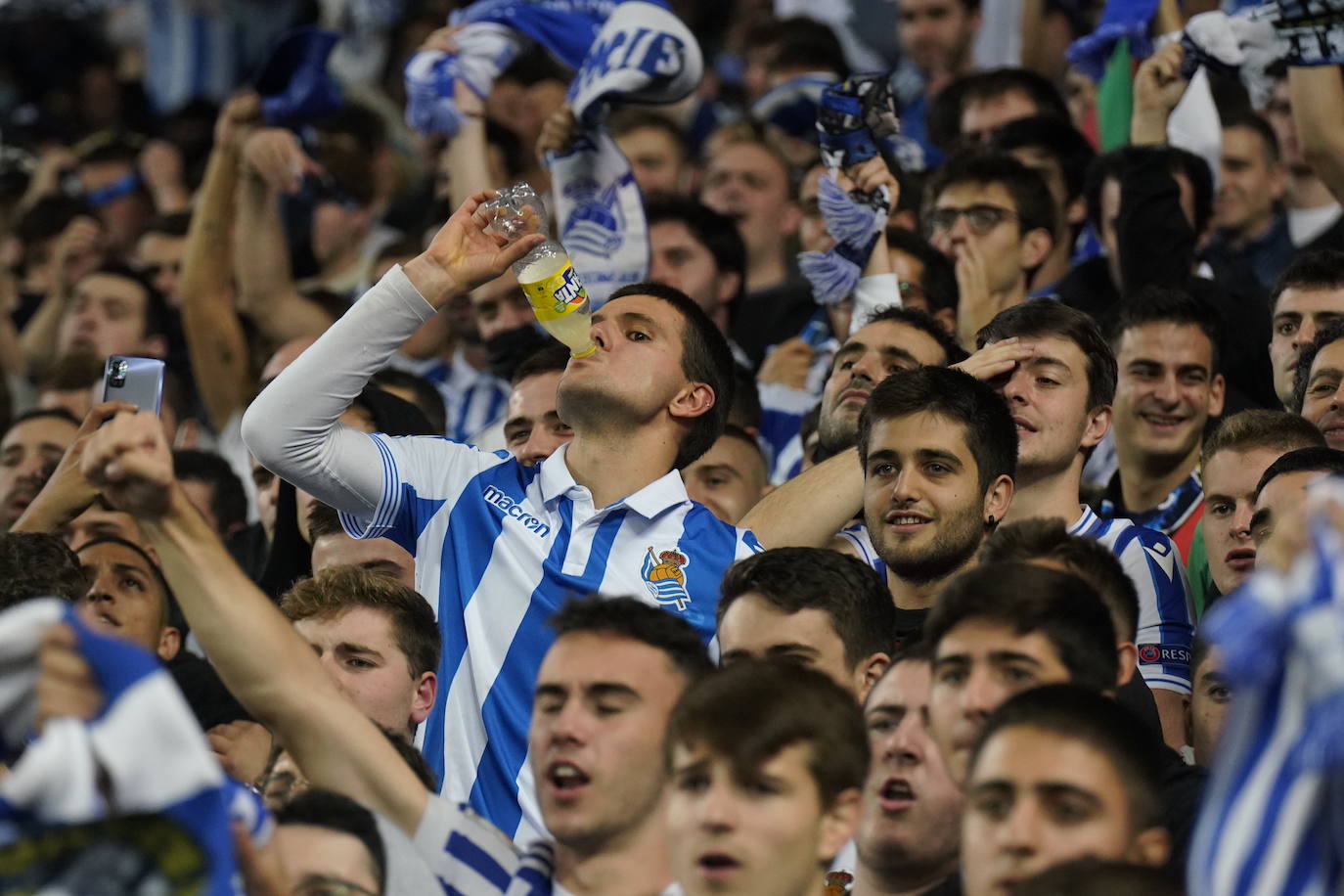 Fotos: Ambiente espectacular en Anoeta para disfrutar del derbi