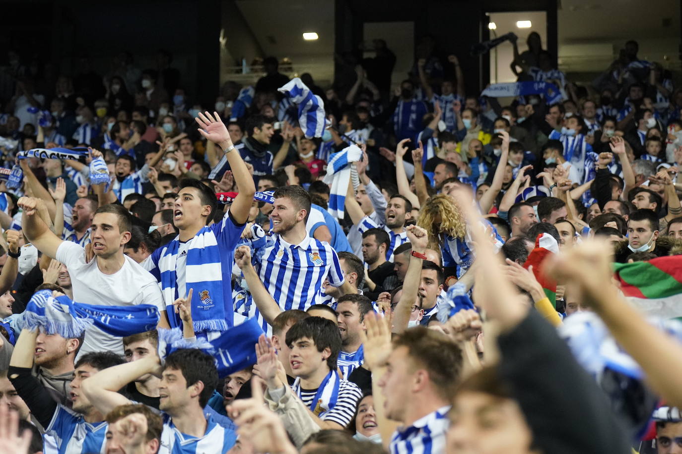 Fotos: Ambiente espectacular en Anoeta para disfrutar del derbi