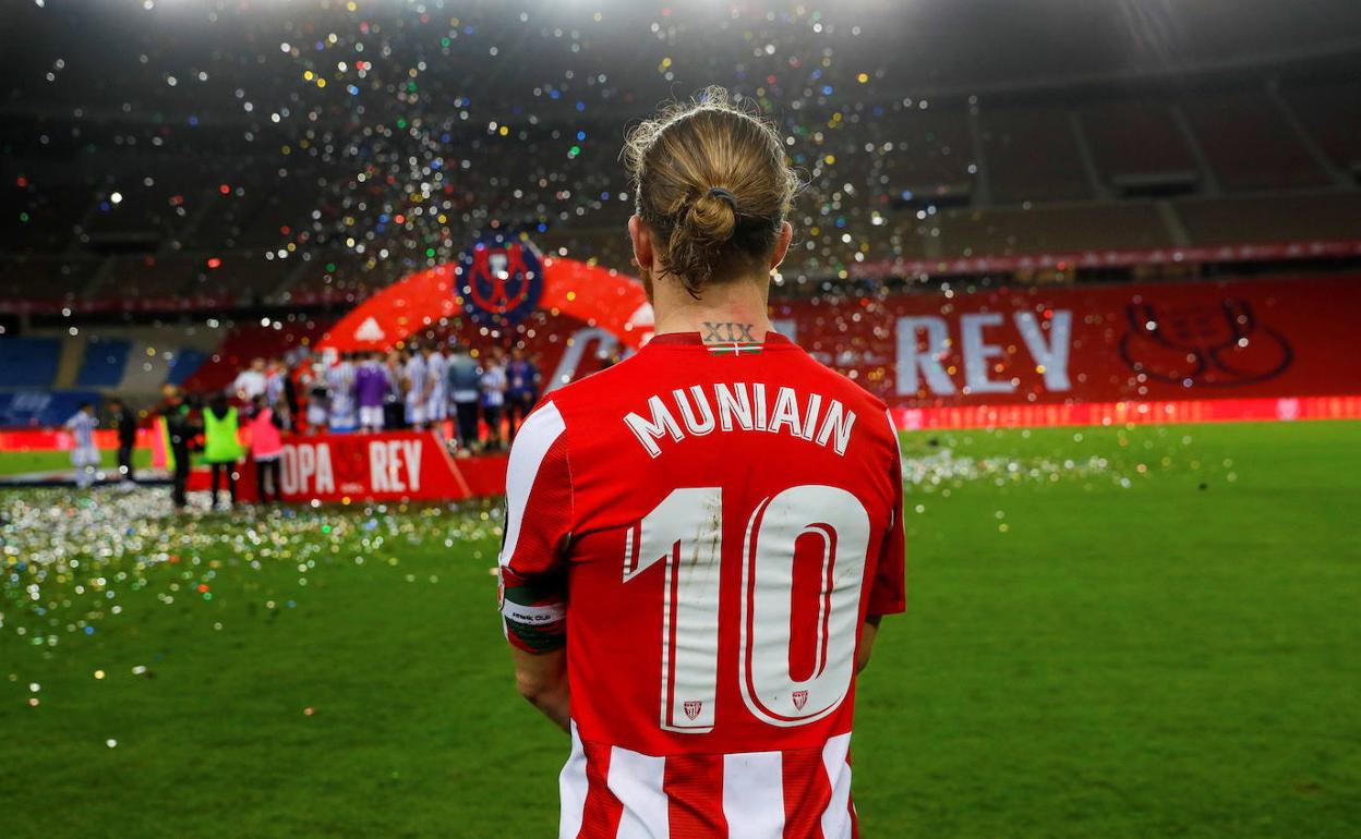 Iker Muniain durante la celebración de la Copa ganada por la Real en Sevilla. 