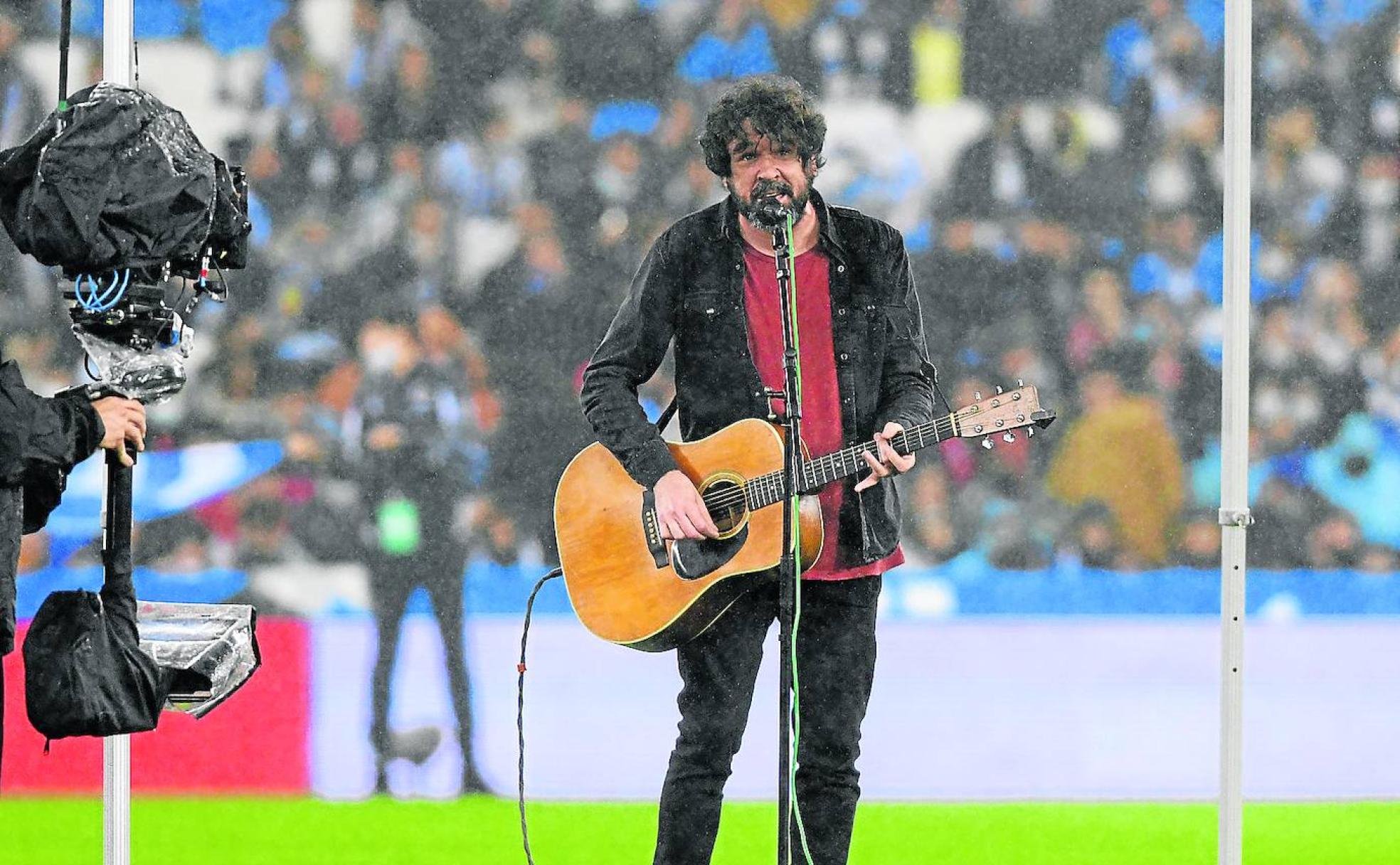 Gorka Urbizu amenizó los prolegómenos del derbi con temas de Berri Txarrak. 