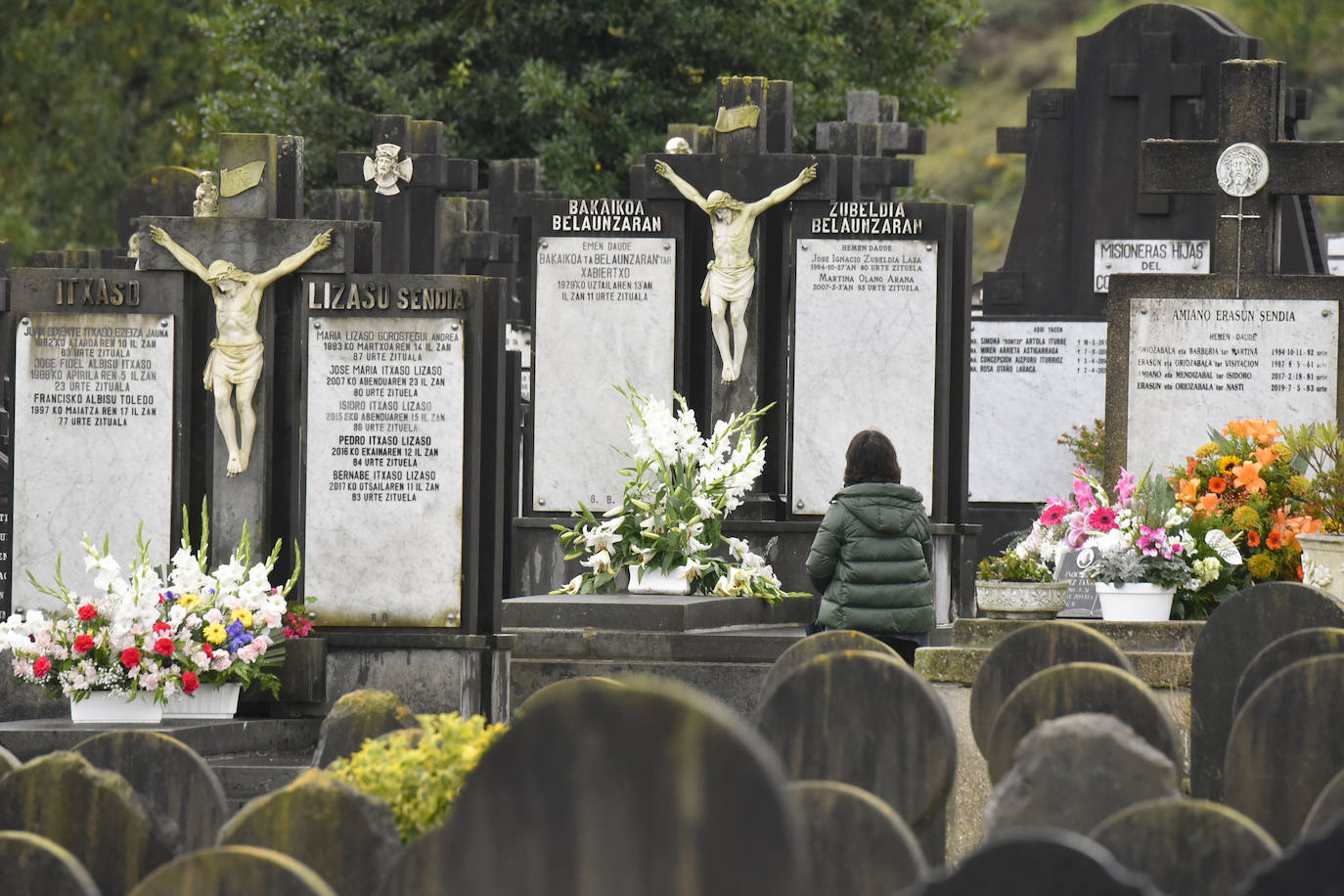 Fotos: Visitas y flores en los cementerios guipuzcoanos