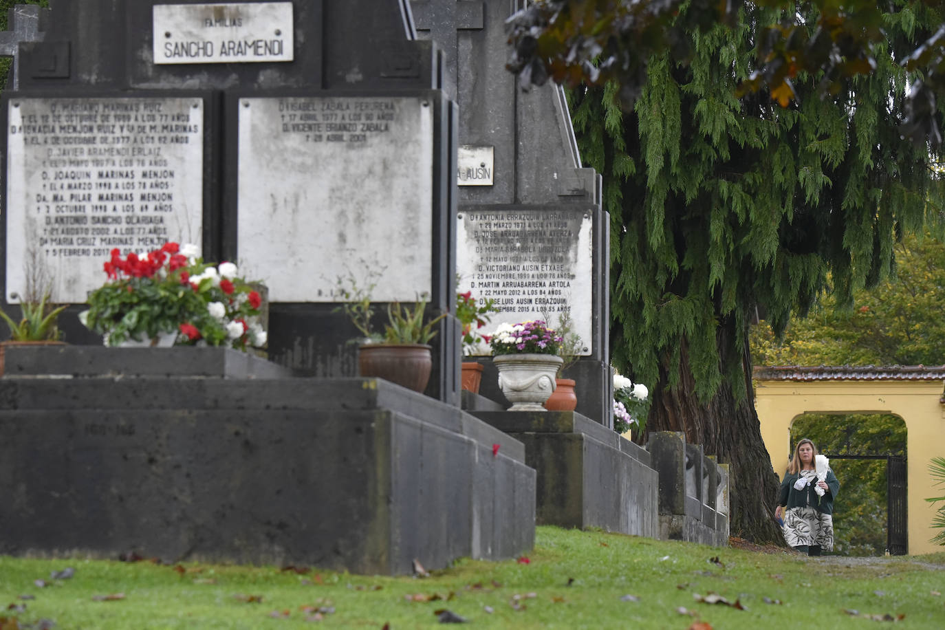 Fotos: Visitas y flores en los cementerios guipuzcoanos