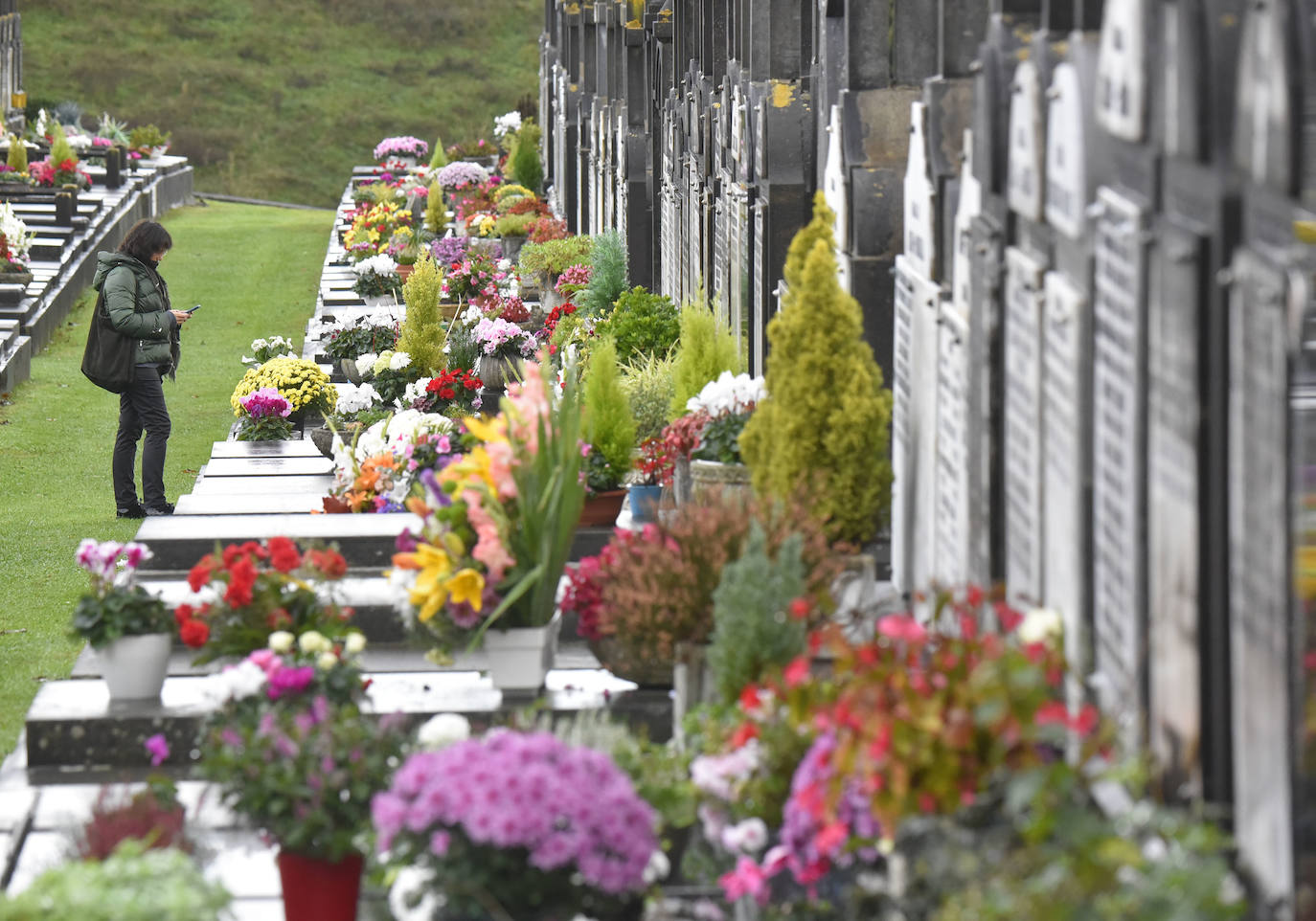 Fotos: Visitas y flores en los cementerios guipuzcoanos