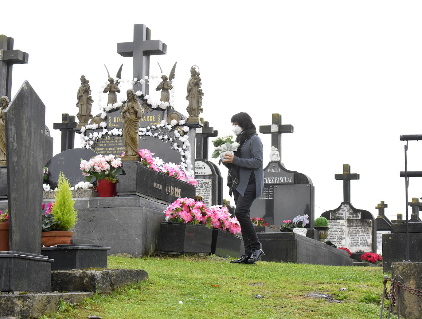 Fotos: Visitas y flores en los cementerios guipuzcoanos