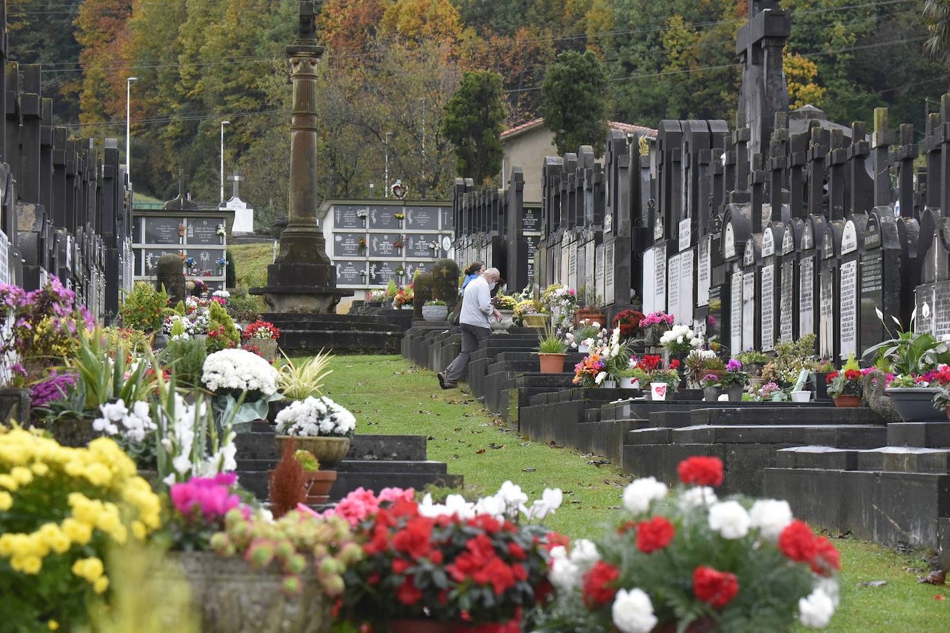 Fotos: Visitas y flores en los cementerios guipuzcoanos