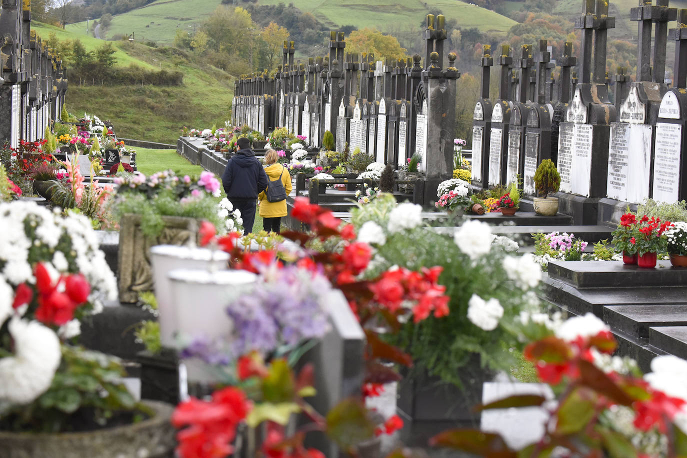 Fotos: Visitas y flores en los cementerios guipuzcoanos