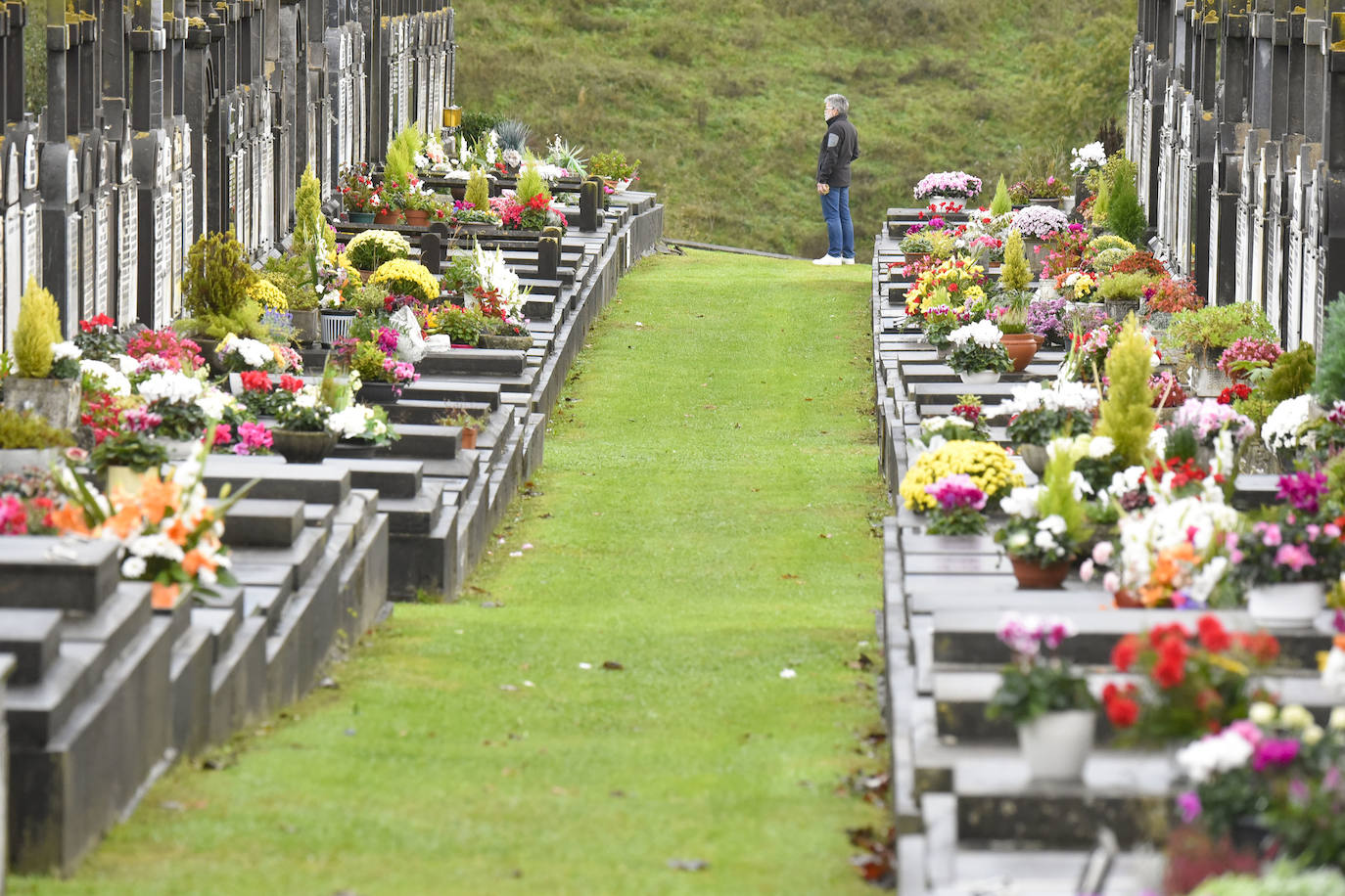 Fotos: Visitas y flores en los cementerios guipuzcoanos
