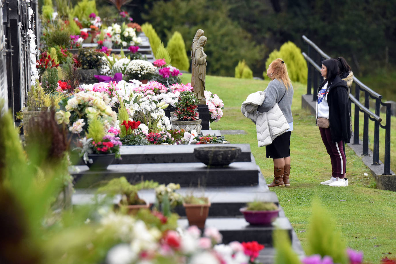 Fotos: Visitas y flores en los cementerios guipuzcoanos