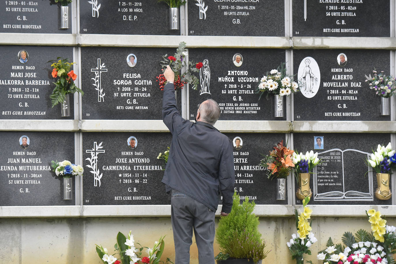 Fotos: Visitas y flores en los cementerios guipuzcoanos