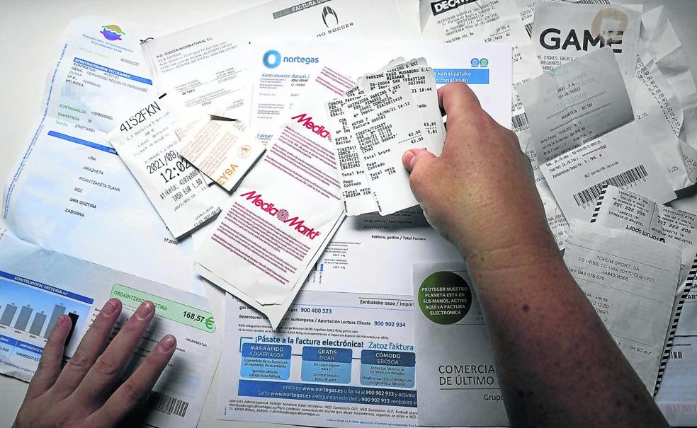 Recibos. Los elegidos deben reunir todos los gastos para responder a las preguntas del Eustat. 