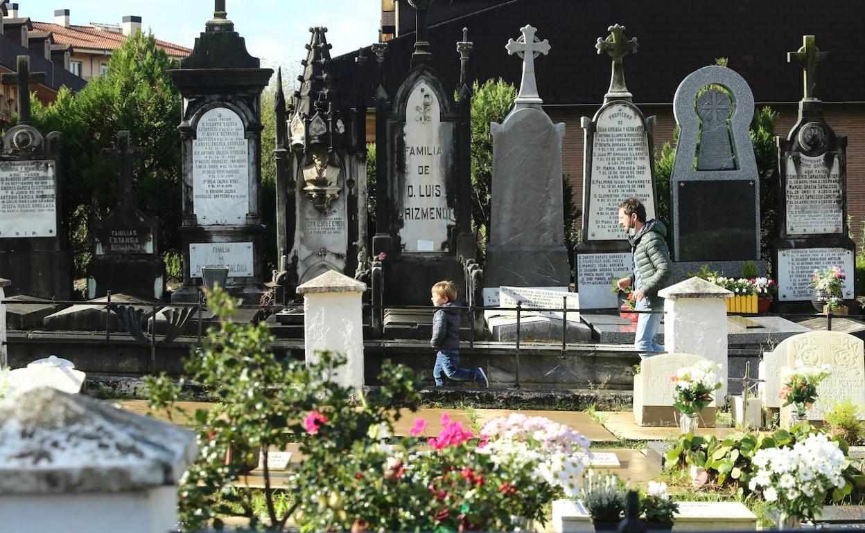 Los donostiarras han acudido al cementerio Polloe para honrar a sus seres queridos. 