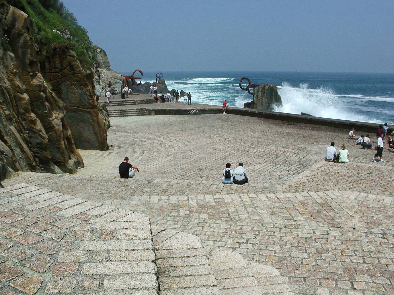 La plaza del Peine del Viento integra el entorno con las esculturas de Chillida.
