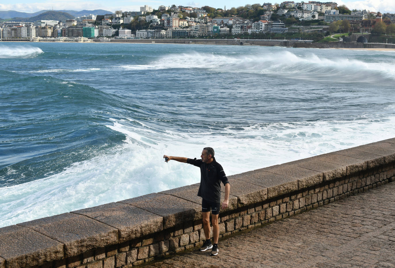 Fotos: Activan el aviso amarillo por galerna para esta tarde