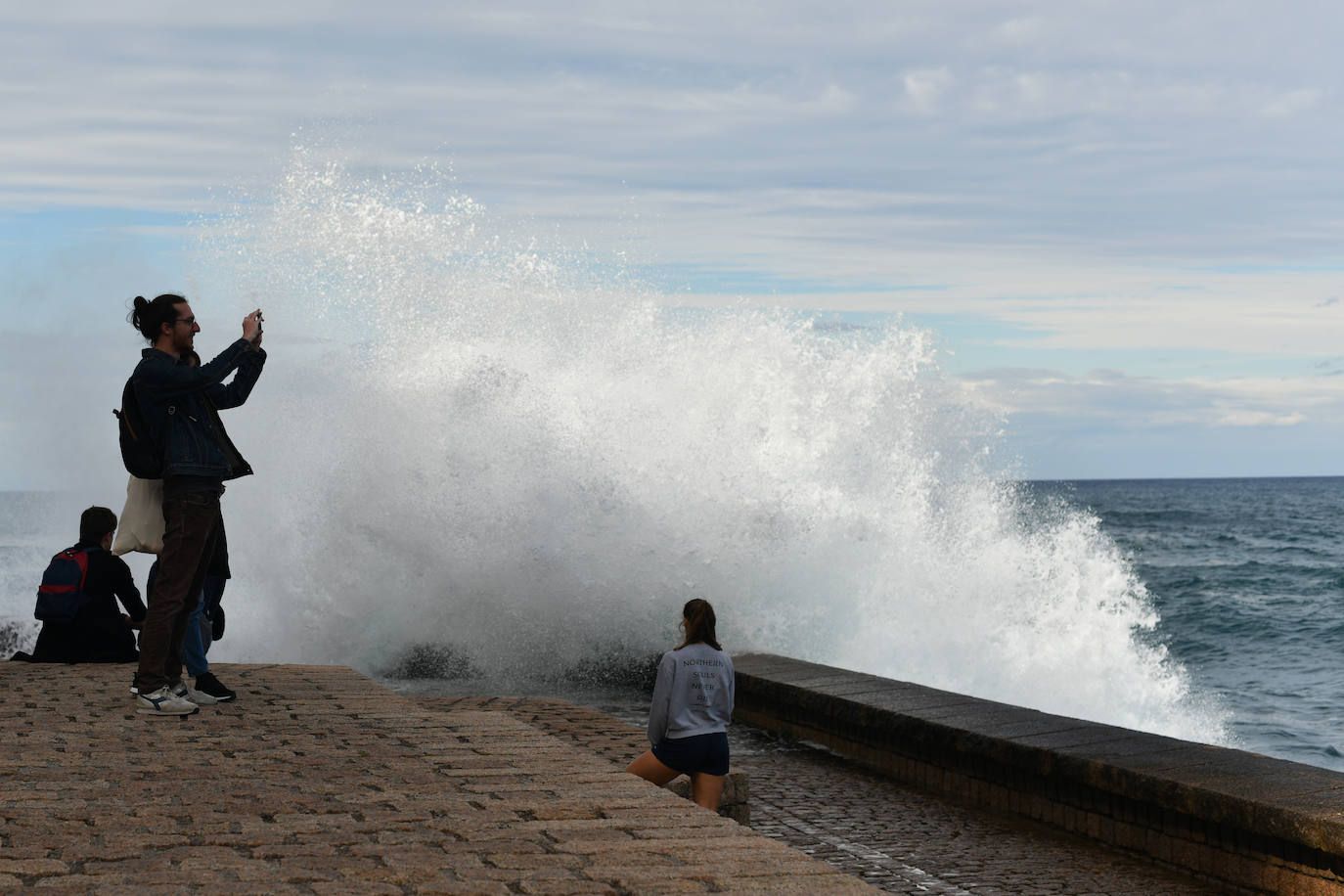 Fotos: Activan el aviso amarillo por galerna para esta tarde
