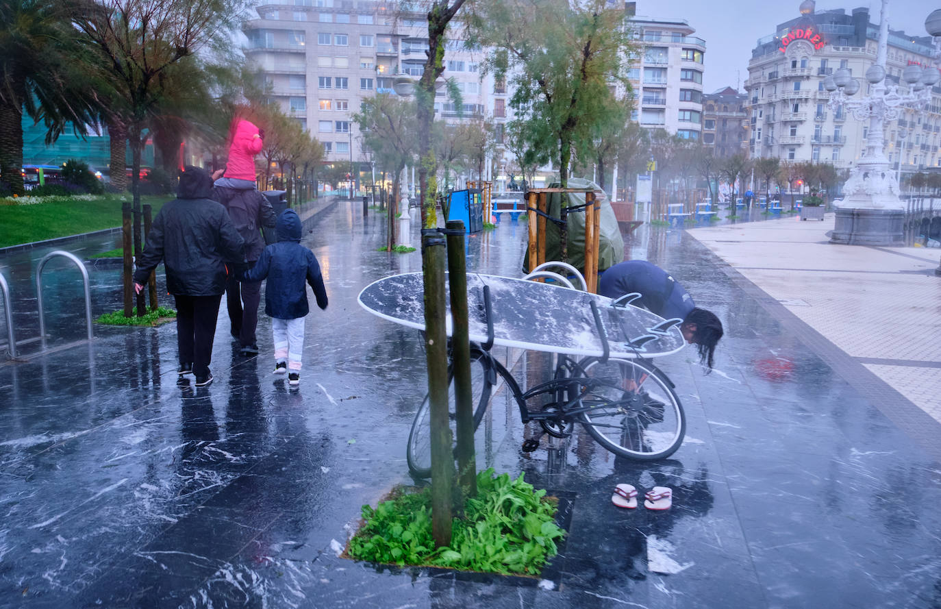 Fotos: Activan el aviso amarillo por galerna para esta tarde