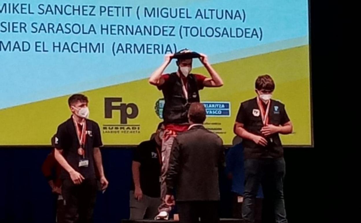 Podio de la modalidad de instalaciones eléctricas en la que Mikel Sánchez ha logrado la tercera plaza. 