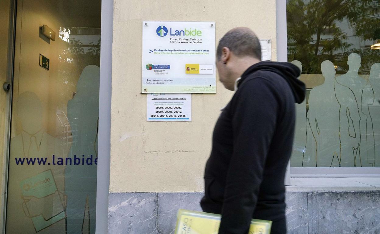 Una persona espera frente a una oficina de Lanbide. 