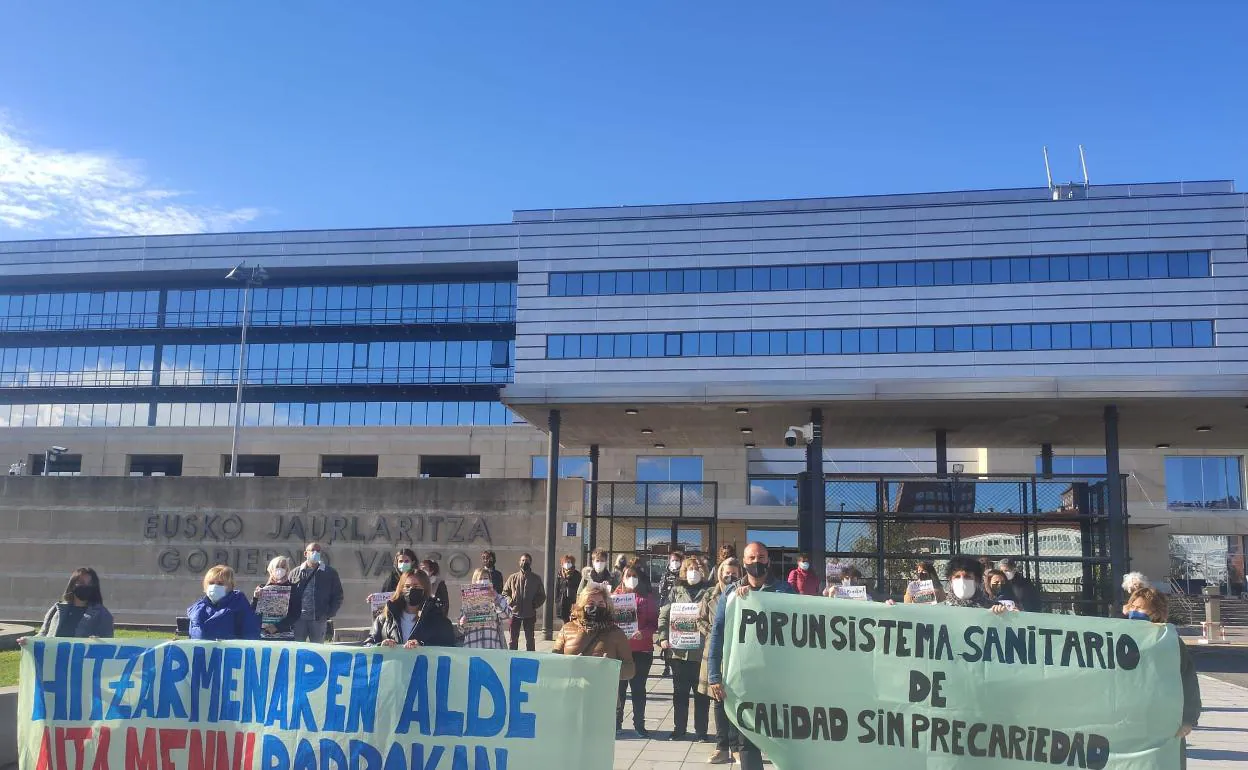 Trabajadores de Aita Menni en huelga se han concentrado hoy frente a la sede del Gobierno Vasco en Lakua. 