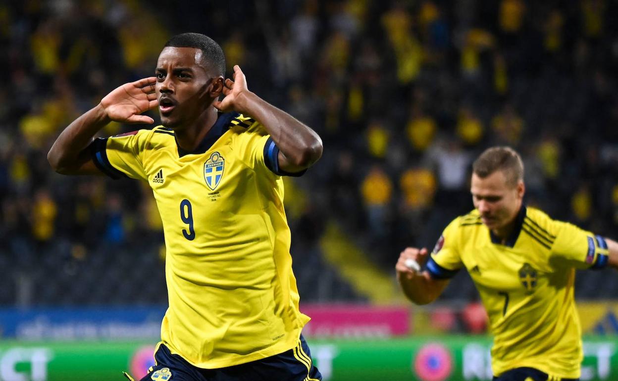 Alexander Isak celebra un gol con la selección de Suecia.