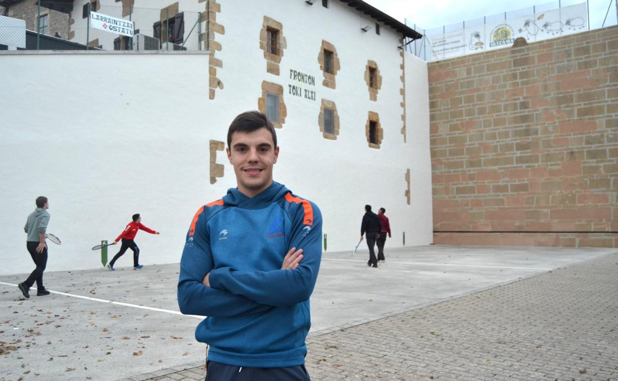 Andoni Gaskue, en el frontón Toki Alai de la plaza de Larraintzar. 
