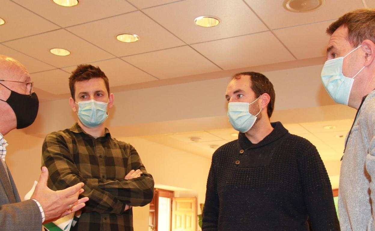 Ciriza, con los alcaldes de Lesaka y Bera y el teniente de alcalde de Baztan. 