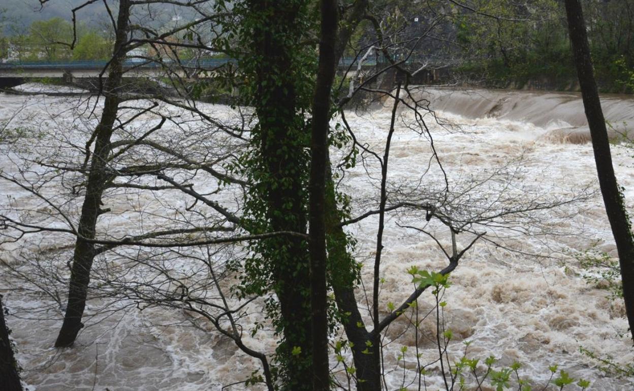 La presa de Bera tras un episodio de lluvias intensas. 