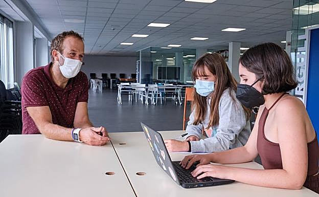 El coordinador de Axular Julen Otegi, con Noa Eguren y Maider Lazkano.