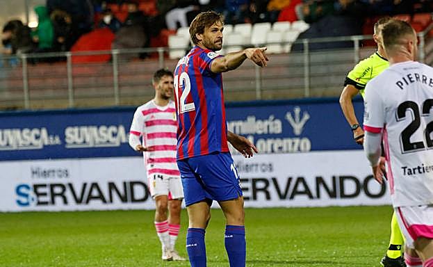 Fernando Llorente saltó al césped en el minuto. 75.