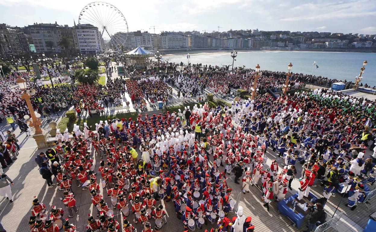 Las companías forman en Alderdi Eder antes de la Tamborrada infantil. 
