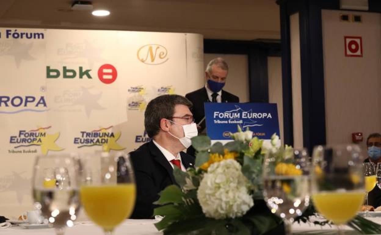El lehendakari, Iñigo Urkullu, interviene en presencia del alcalde de Bilbao, Juan Mari Aburto.