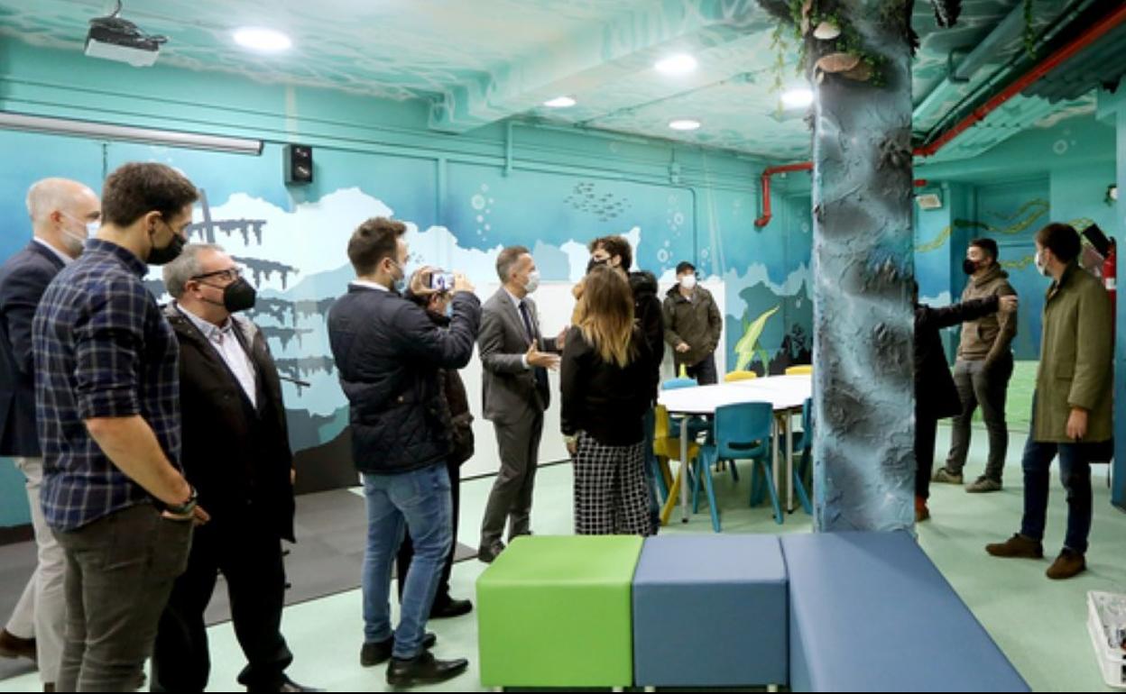 La Herri Eskola inauguró su nuevo espacio, 'Harmonia Gunea', en el que sus muros han sido pintados con motivos marinos. 