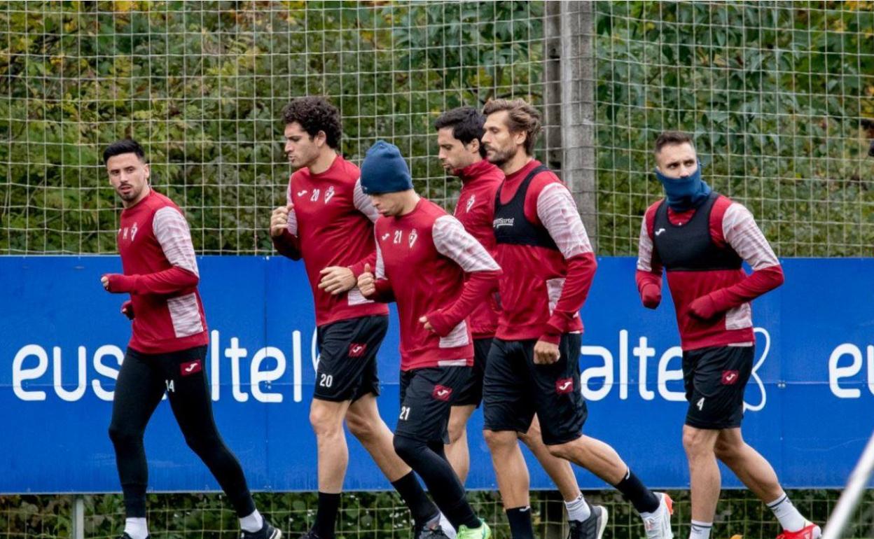 Muñoz, Leschuk, Rahmani, Etxeita, Llorente y Correa, en la sesión de recuperación de ayer. 