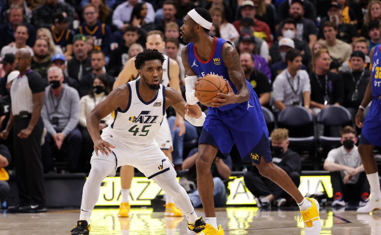 Will Barton protege el balón Donovan Mitchell.